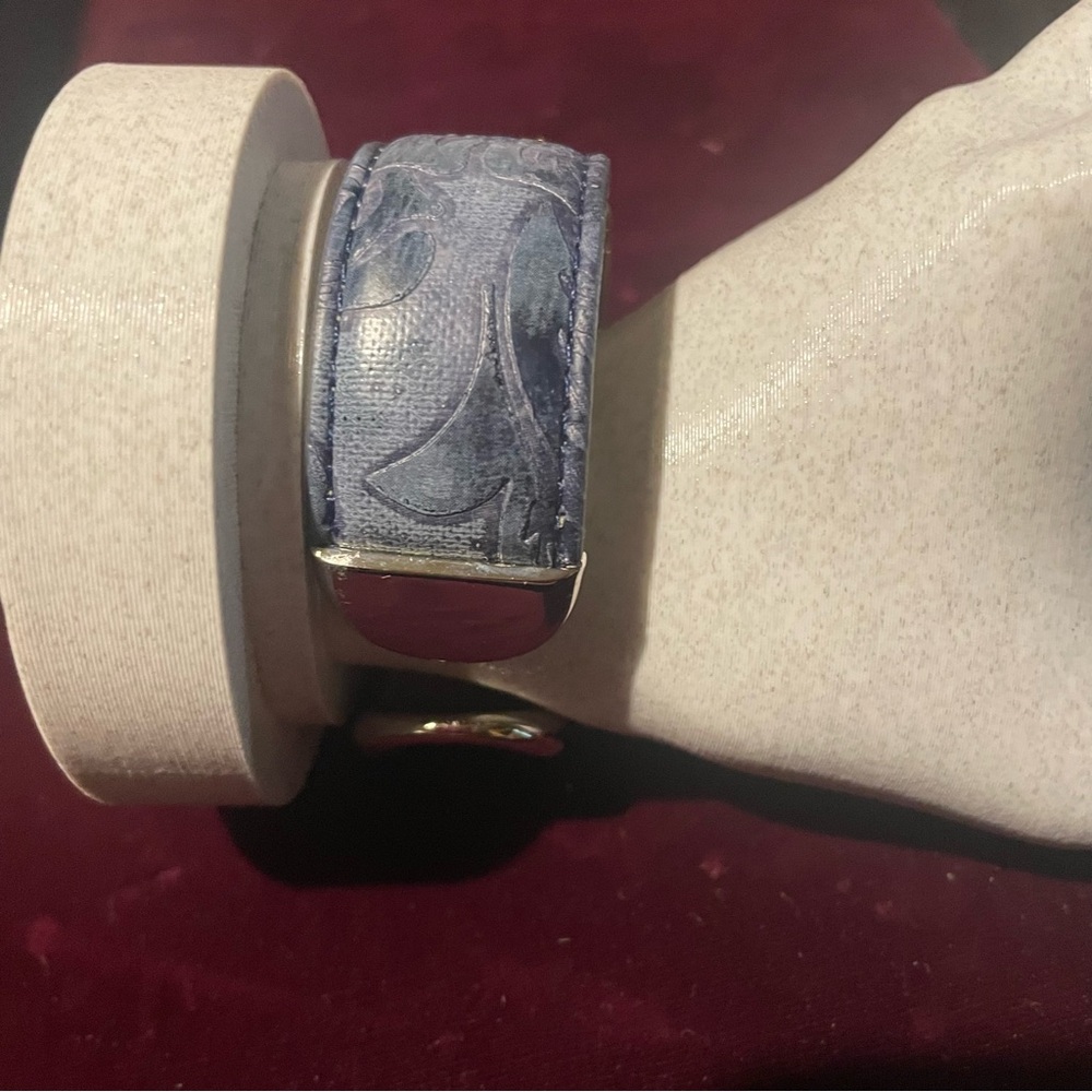 Avon‎ Women's bangle Watch with Silver Dial and Blue Strap - Picture 2 of 7